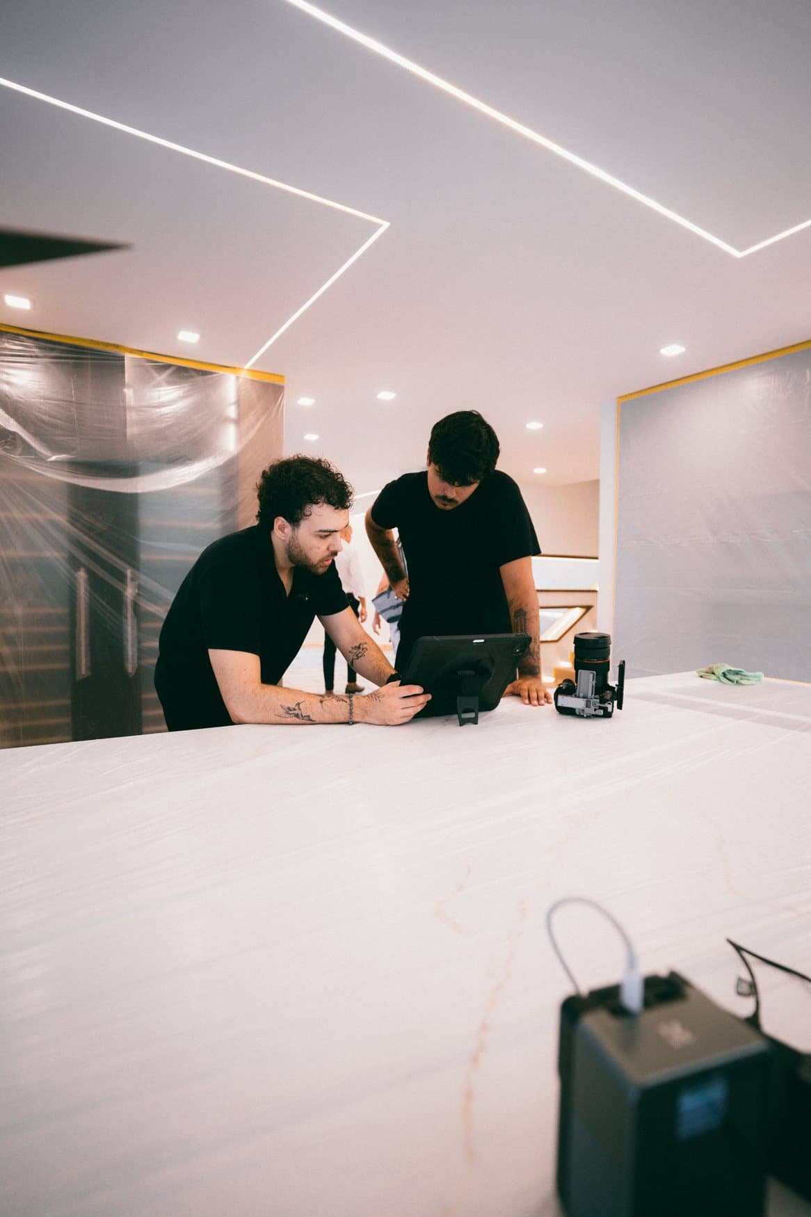 A mostrar o plano no ecrã ao cliente, na mesa do escritório, antes da rodagem