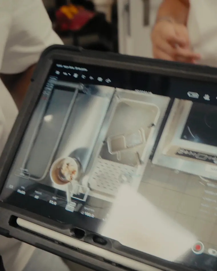 Tablet de realização com o sinal das câmaras, numa rodagem da Beyond Focus em Madrid
