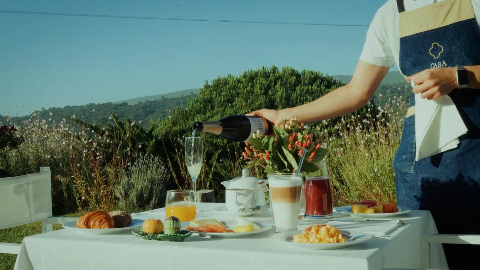 O pequeno-almoço servido numa mesa no exterior do hotel, com a serra ao fundo
