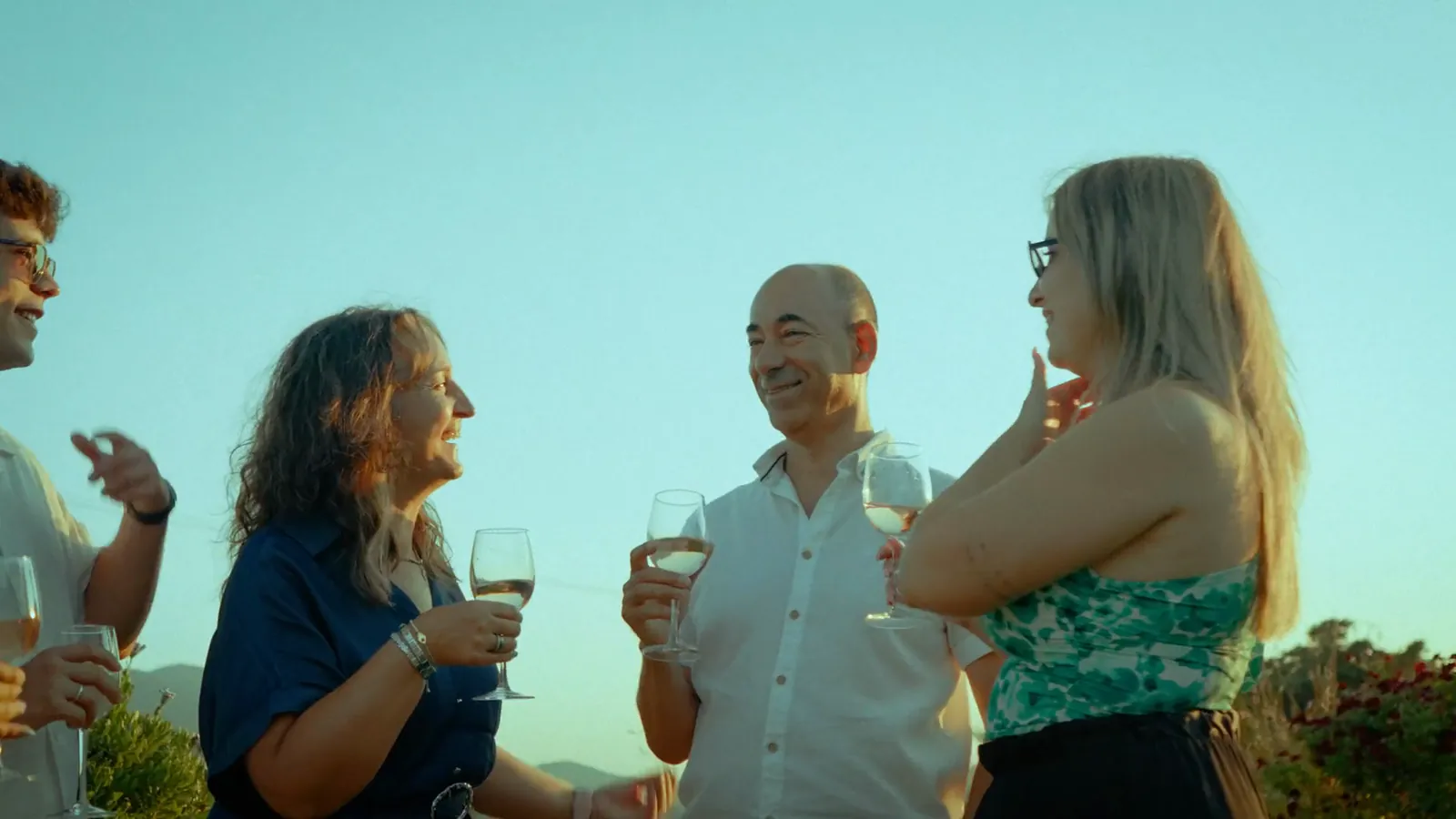 Hóspedes a conversar de copo na mão ao fim da tarde, no Hotel Casa Palmela
