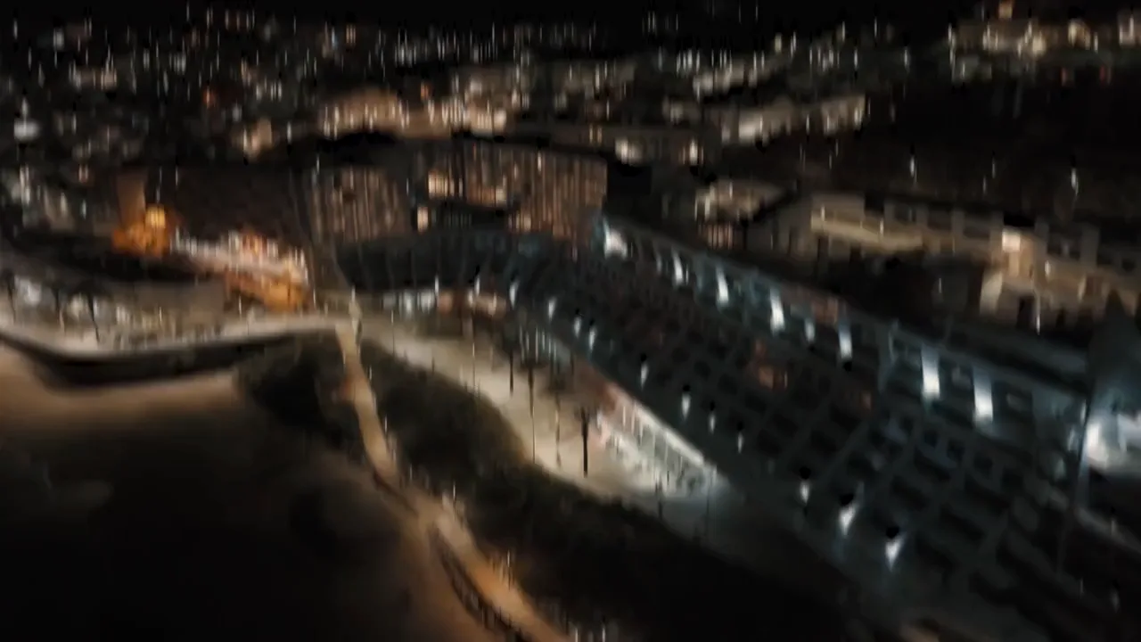 O hotel em Sesimbra visto do ar, à noite, no início do vídeo da festa de Natal da Highgate Portugal