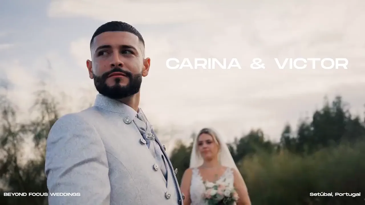 O título Carina & Victor sobre o primeiro plano dos noivos
