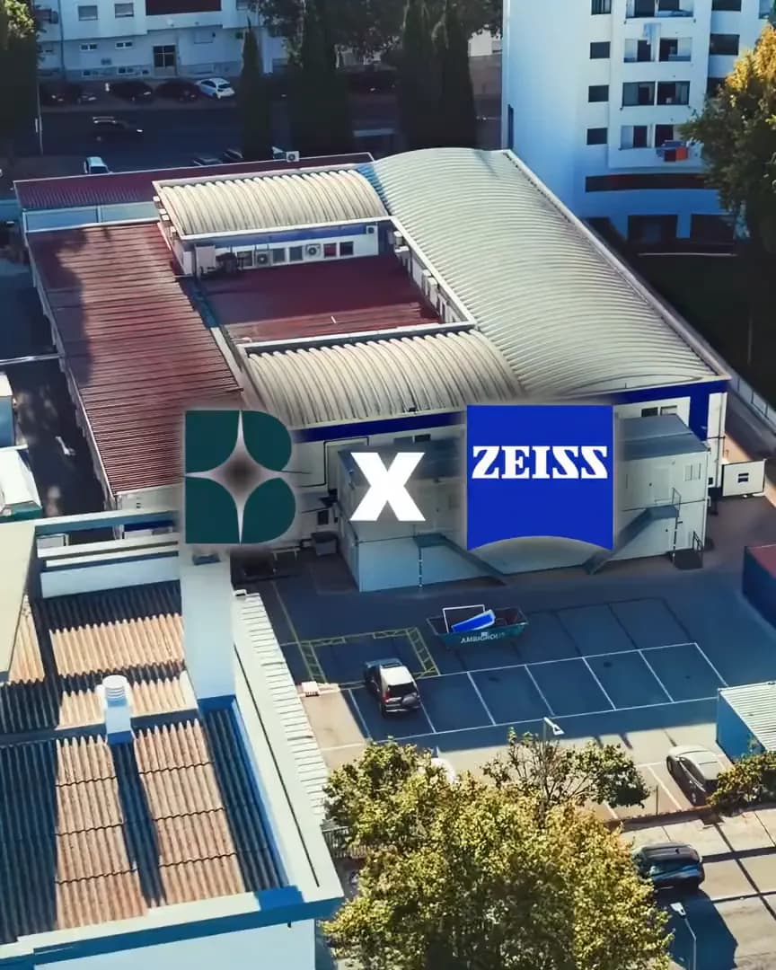 Os logótipos da Beyond Focus e da Zeiss sobre o plano de drone da fábrica de Setúbal