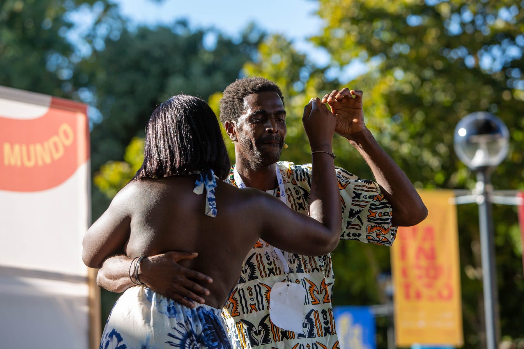 Casal a dançar ao ar livre, junto a uma das bancas do festival
