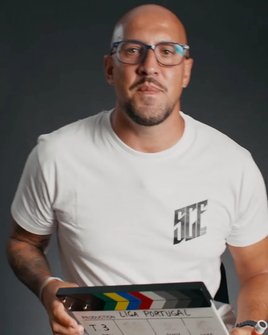 José Faria segura a claquete da Liga Portugal antes da entrevista filmada pela Beyond Focus